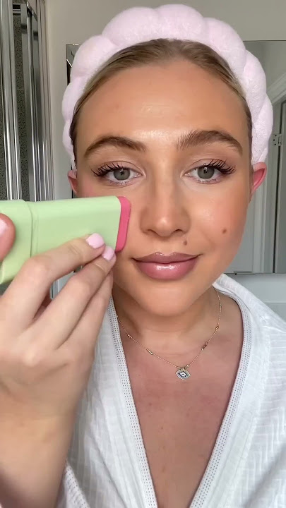Calling all Glow-lovers — we love On-the-Glow Blush in Fleur! @carissarecommends #PixiBeauty #Makeup
