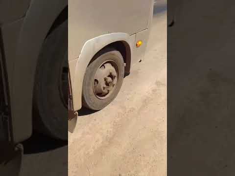 Van sucateada que faz transporte de pacientes de hemodiálise de Grajaú estoura pneu