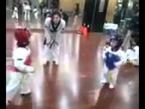 這是在比什麼～跆拳？跳舞？