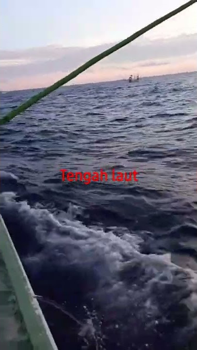 Suasana di tengah laut saat pagi hari