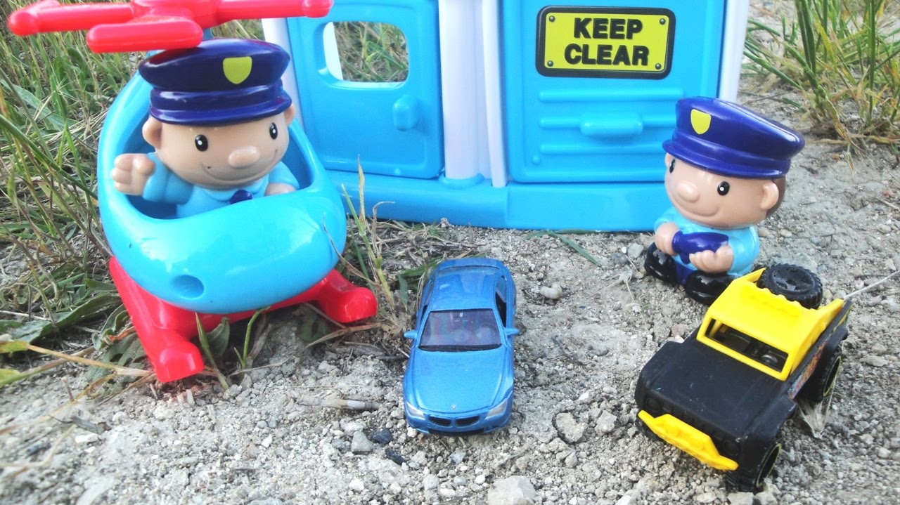 Полицейские, внедорожник и кран спасают маленькую машинку БМВ