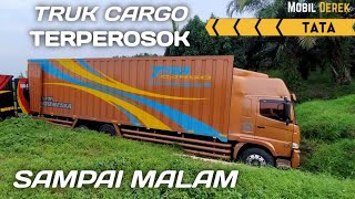 NGANTUK!!! TRUK CARGO TERPROSOK KE PINGGIRAN JALAN TOL TEBING TINGGI - MEDAN 2 DEREK EVAKUASI