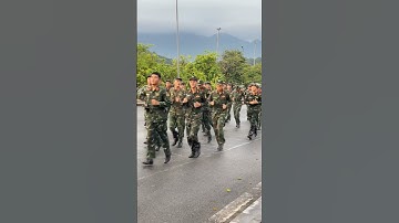 Rèn thể lực chạy dài của các chú bộ đội