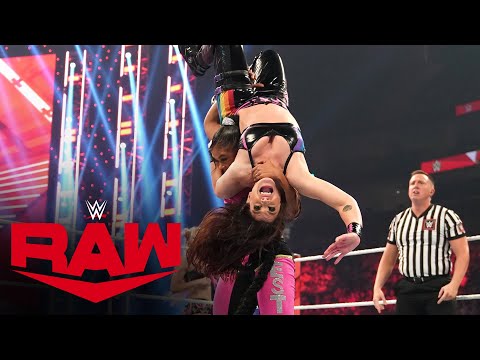 Bianca Belair, Alexa Bliss, & Asuka vs. local athletes: Raw, Aug. 29, 2022