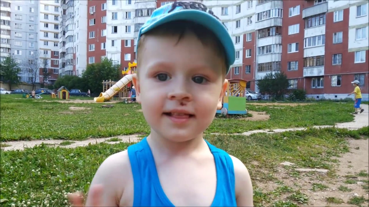 Детская площадка во дворе у дома - Макс катается с горок - Видео для детей