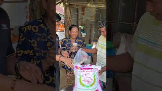 ជួយអ្នកខ្សត់ខ្សោយខ្វះខាត Life of the Cambodian countryside