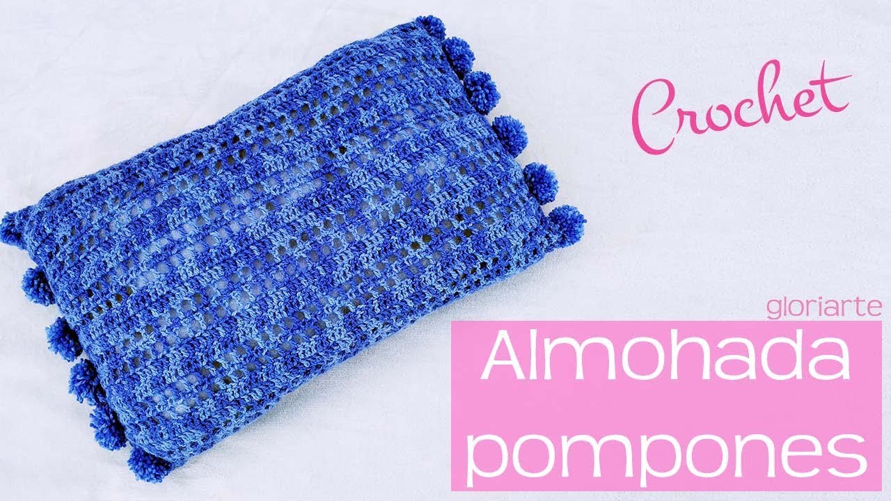 ALMOHADA o COJÍN de GANCHILLO con POMPONES. PILLOW or CUSHION of CROCHET with POMPOMS.