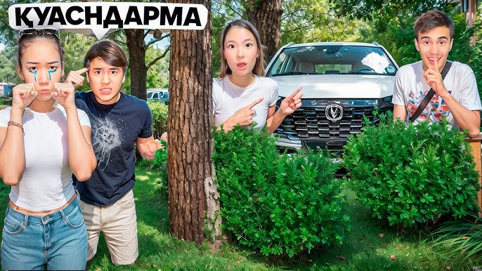 Кең жамбастары бар қисық қыздар