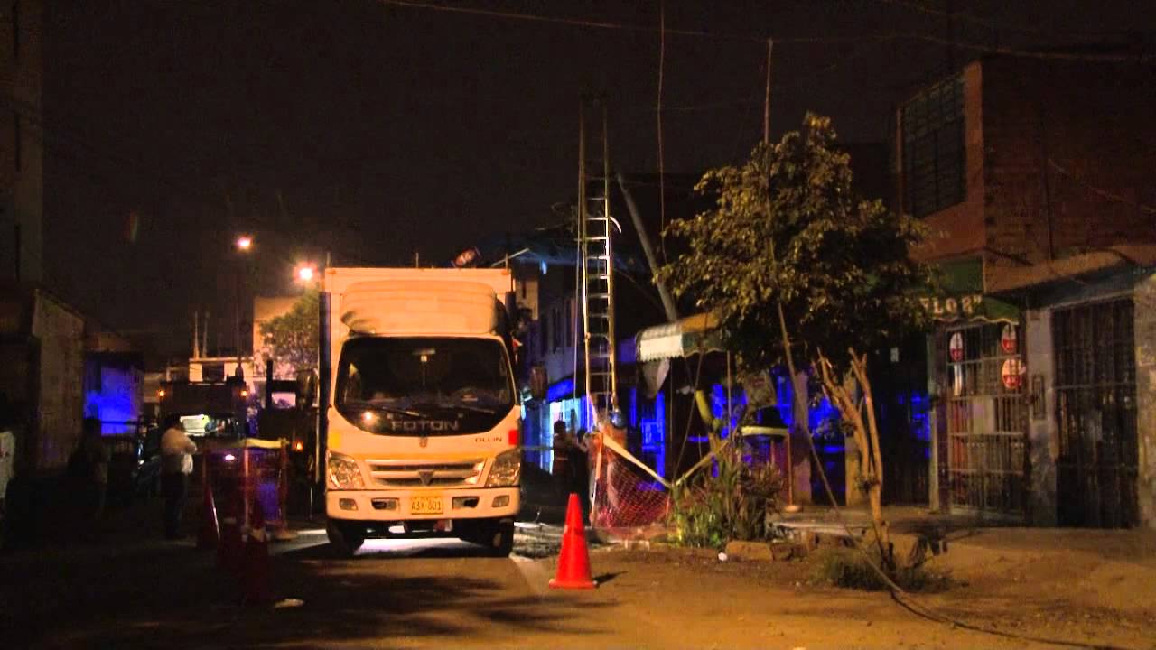 Grúa derriba postes de alumbrado público en Urbanización Virgen del Sol