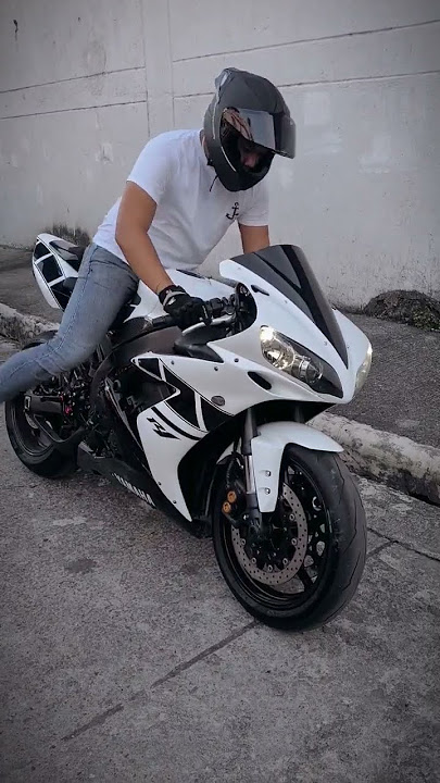 Yamaha R1 2004 #r1 #yamahar1 #pirelli