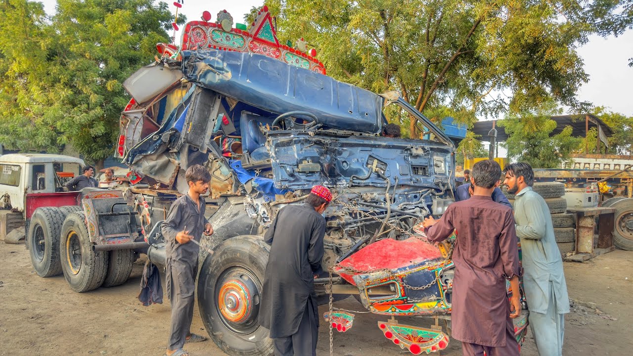 Accidentally Damaged Heavy Truck Urgent Repair & Restoration in Pakistan