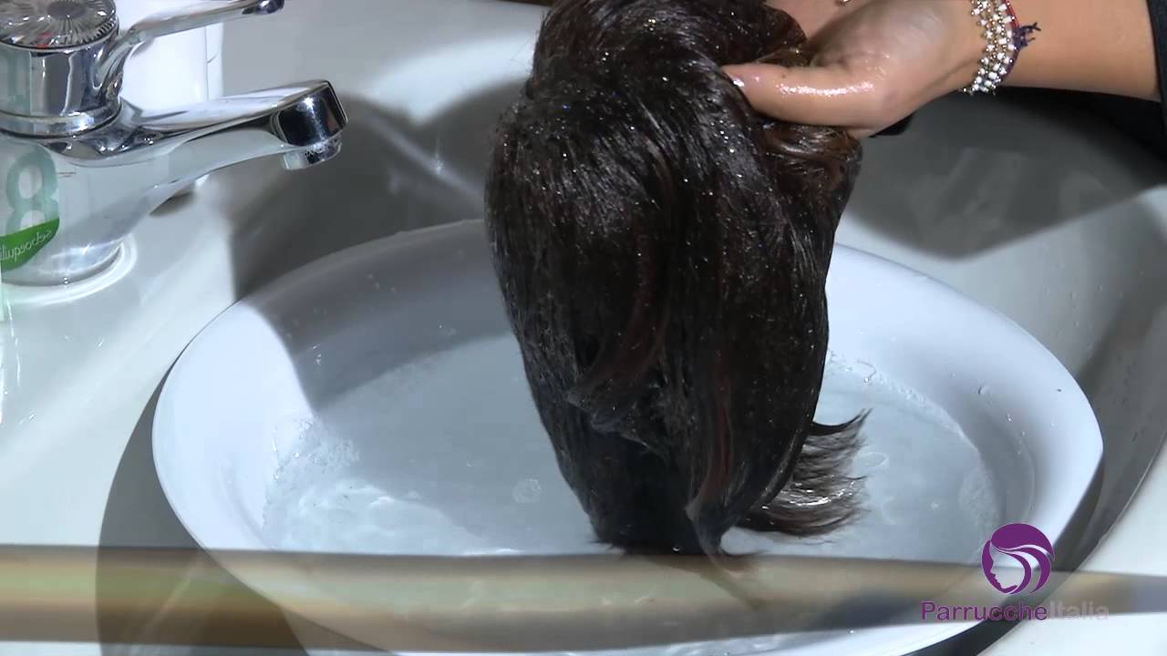 lavare una parrucca sintetica