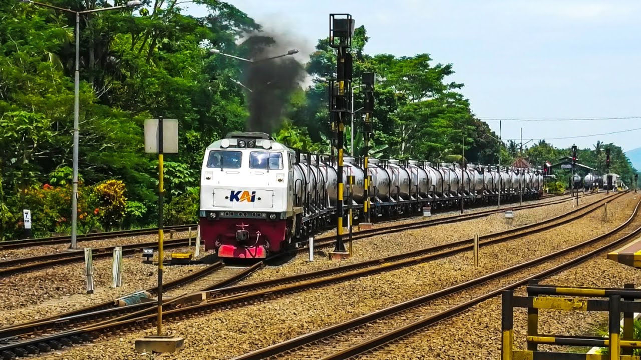 PROSES KEBERANGKATAN KA BBM DAN KERETA NGEBUT DI REWULU