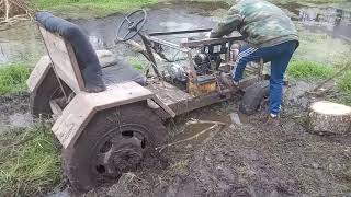 Мини трактор в грязи.. МТЗ 50 выручает!)