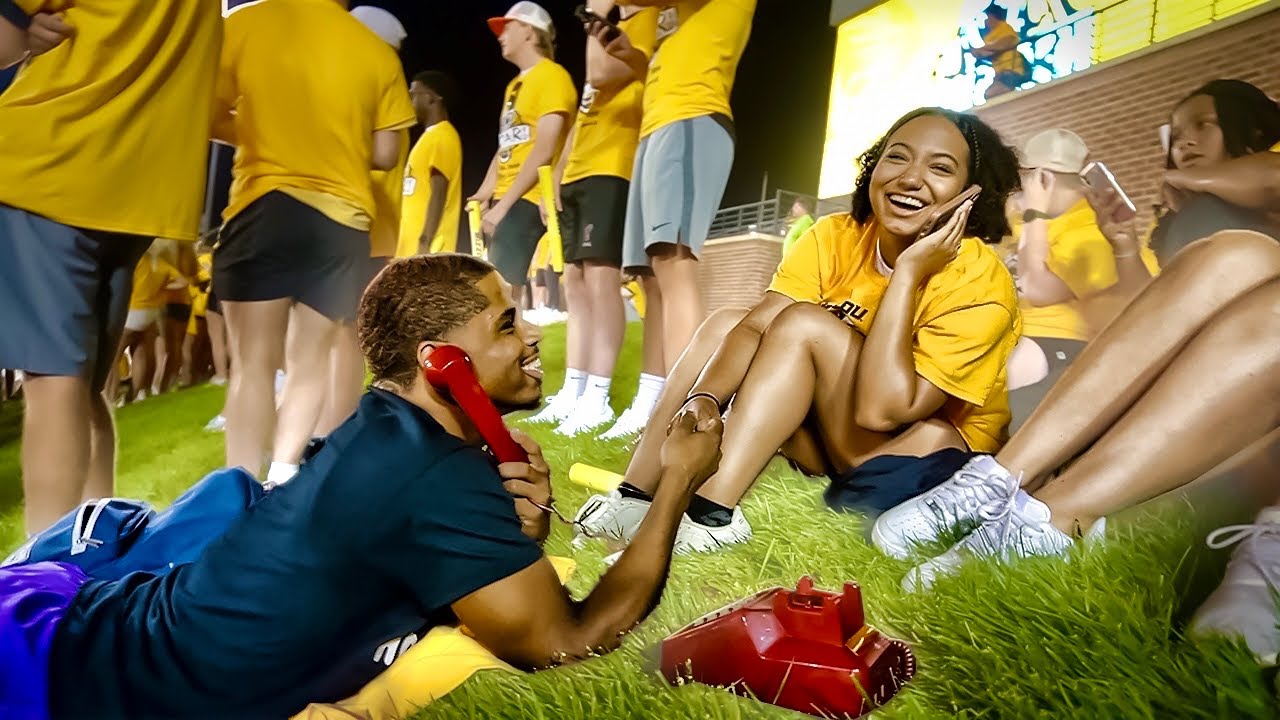 Знакомлюсь с девушками из колледжа с помощью беспроводного телефона!