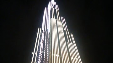 Trẻ em chơi trò đạp vòi nước phun lên ở landmark 81 vinhomes central park