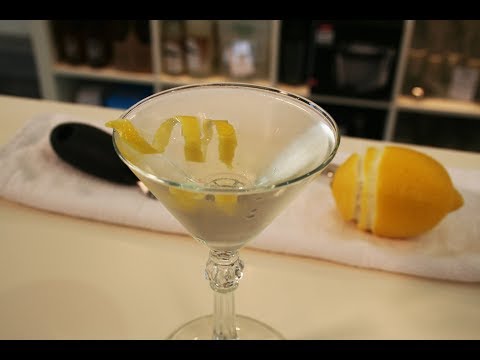 Video: I martini dovrebbero essere agitati o mescolati?