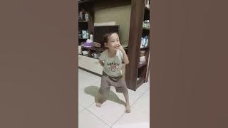 kesukaan minggu ini.. si adik lagi senang menari lagu pak dengkek..