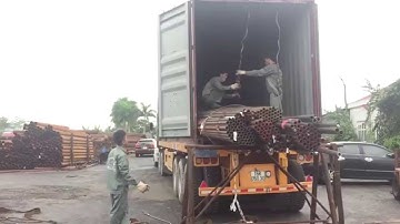 Quy trình hạ hàng từ container thép ống đúc nhập khẩu từ Nhật Bản của CBCNV chuyên biệt, hiệu quả.
