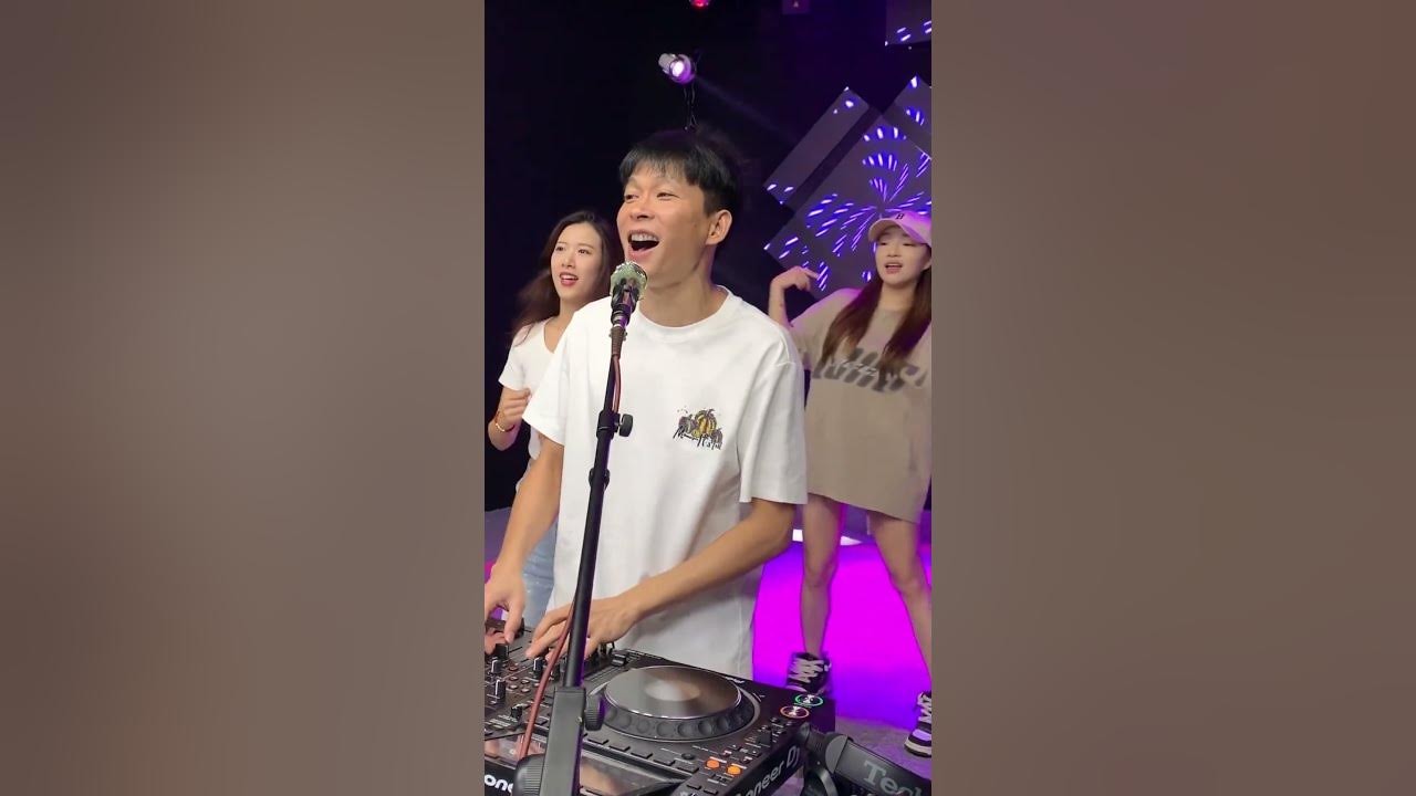 哎呀秋香姑娘,我已对你甜甜的笑容念念不忘【唐伯虎点秋香】上头了上头了 #dj枫枫 #车载u盘 #越听越上头 #热门音乐🔥 哎呀秋香姑娘,我已对你甜甜的笑容念念不忘【唐伯虎点秋香】上头了上头了 #dj枫枫 #车载u盘 #越听越上头 #热门音乐🔥