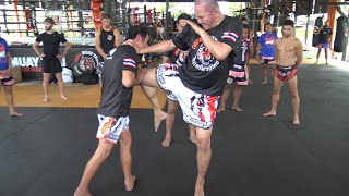 Dieselnoi Chor.Thanasukarn and Samart Payakaroon teach the straight knee strike