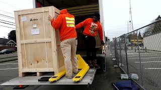 26’ Box Truck | Driver Unload Using The Lift Gate | Life Journeys | Truth B. Told