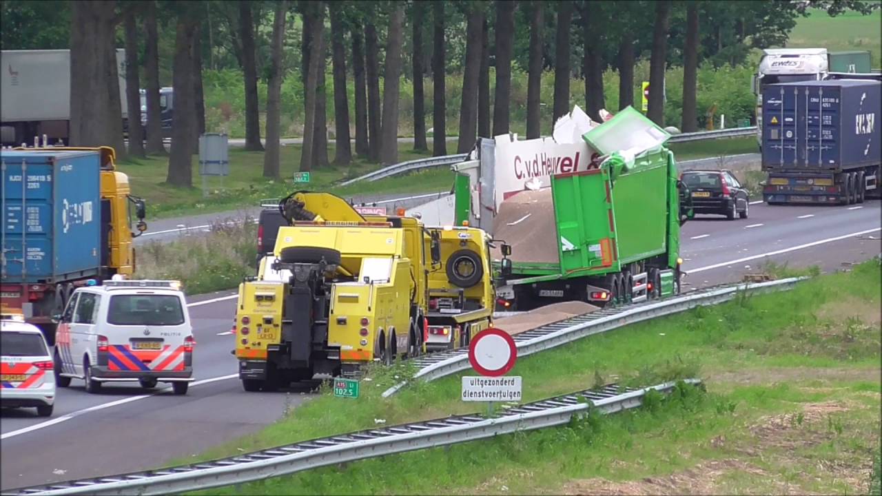 Aanrijding vrachtwagens A15 Vuren - YouTube