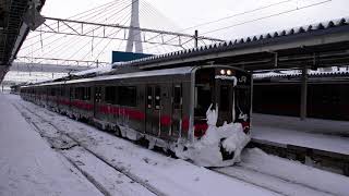 JR東日本701系　普通弘前行き　青森駅発車【警笛吹鳴あり】