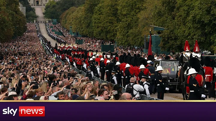 Thousands of people greet Queen's coffin at Windso...