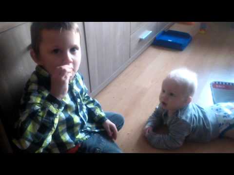 Geert deelt een croissantje met Michael