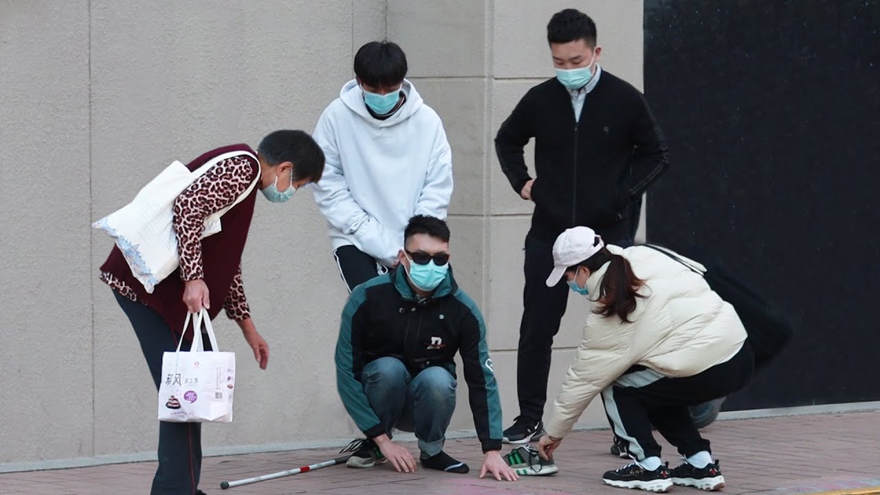 ⁣When Blind Man's Shoe Being Stepped off | Social Experiment 看到盲人的鞋子被踩掉了，有人半跪在地上帮他穿好（社会实验）