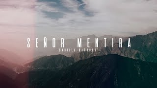 Video thumbnail of "SEÑOR MENTIRA - DANIELA DARCOURT | LETRA"