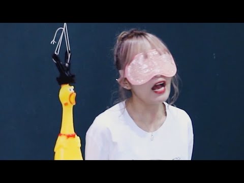 【恐怖】ぶら下がってるものを目隠しで当てるゲームで大絶叫!!