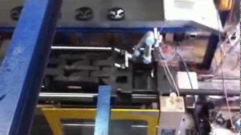 Zacobria injection moulding machine IMM with Universal-Robots video 1