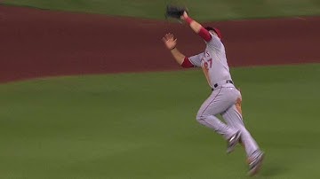 LAA@HOU: Trout saves the Angels with outfield grab