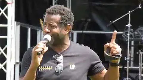 Stephen Bayliss sings Luther Vandross - Never too ...