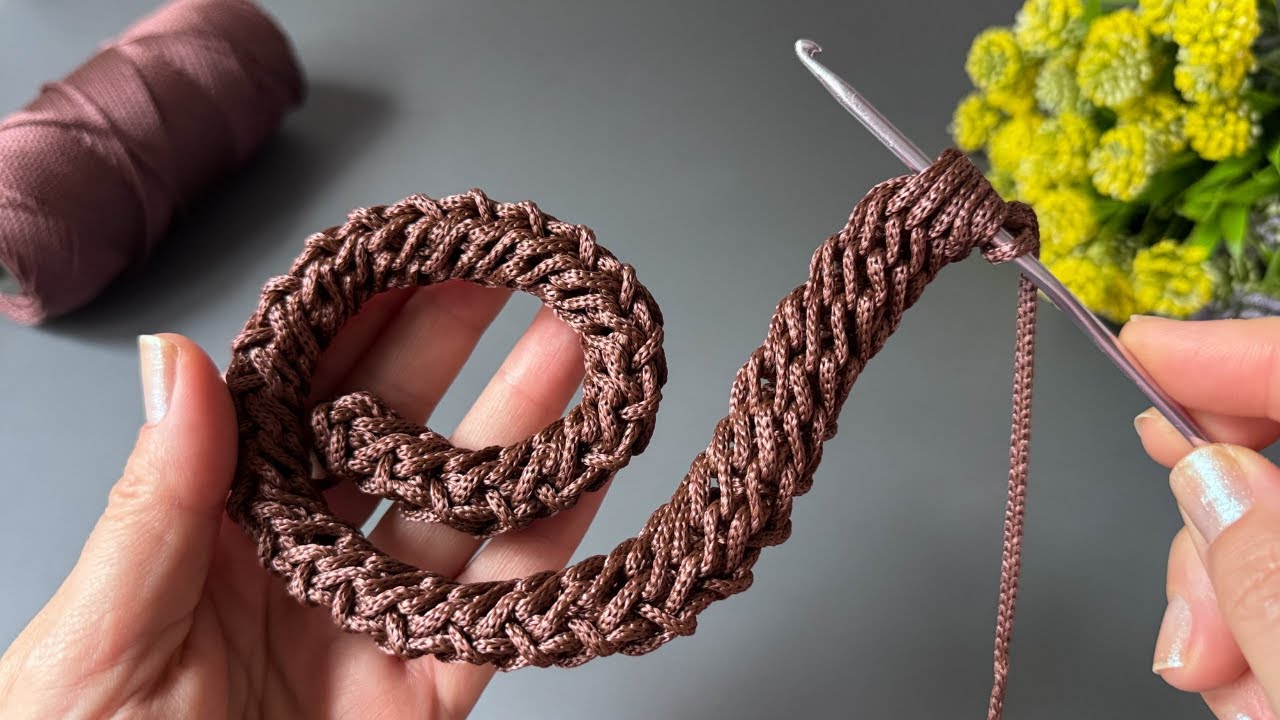 Как связать стильный ремешок для сумки своими руками