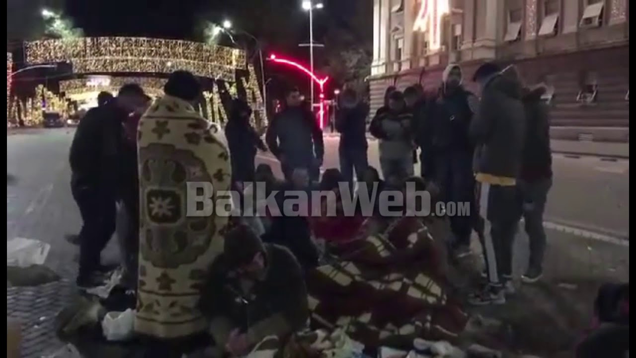 Studentët kalojnë natën poshtë Kryeministrisë,sfidojnë të ftohtin