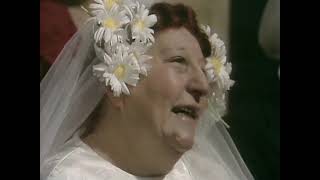 BENNY HILL -  Mariage - Rire en chaine