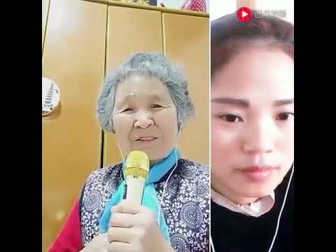 70岁老奶奶和丫头合唱一首《梦中的额吉》，感人至深，母爱伟大