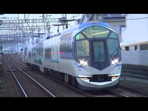 近鉄京都線山田川駅を通過する50000系観光特急「しまかぜ」の