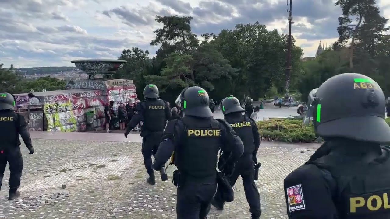 NA POCHOD FANOUŠKŮ SLAVIE PRAHA SE POKUSILI ZAÚTOČIT CHULIGÁNI SPARTY