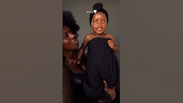 سبحان الله طفلة السمراء تمتلك عيون زرقاء رائعة 