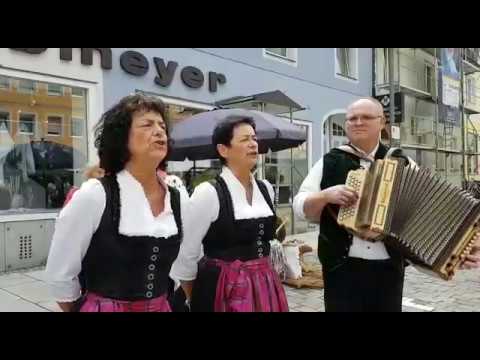 Zupfer-Moidln und da Gerhard mit "Zwoa Bsoffene die kommen ins Spital"
