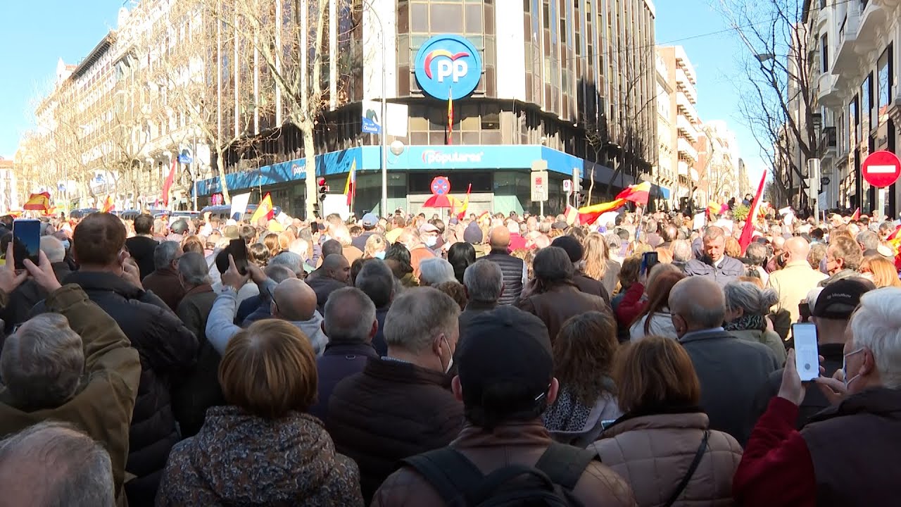Miles de simpatizantes apoyan a Ayuso y Casado convoca al comité de dirección