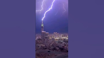 Bizarre: Lightning Strikes The Clock Tower of Mecca