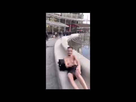 Fermata dai militari donna mezza nuda in centro a Milano che prendeva il sole