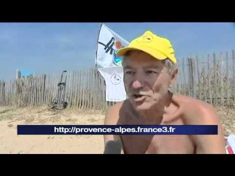 des naturistes à l'étroit sur la plage des vieux salins à Hyères