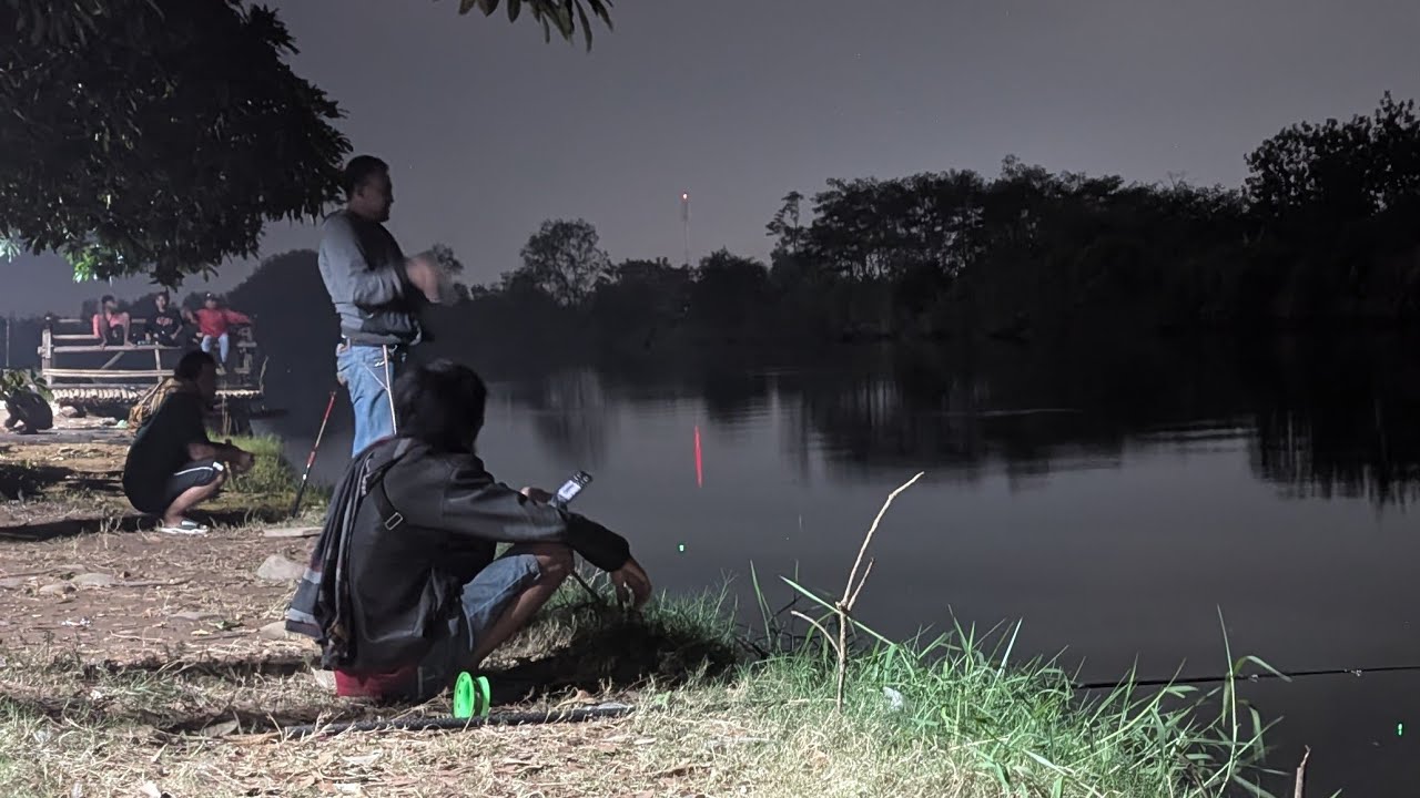 Kotomono angler sedang live mancing malam di sungai pencongan