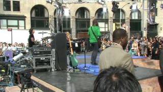 Maroon 5 - Makes me Wonder (Live @ 5th Avenue - New York on 9/5/07)